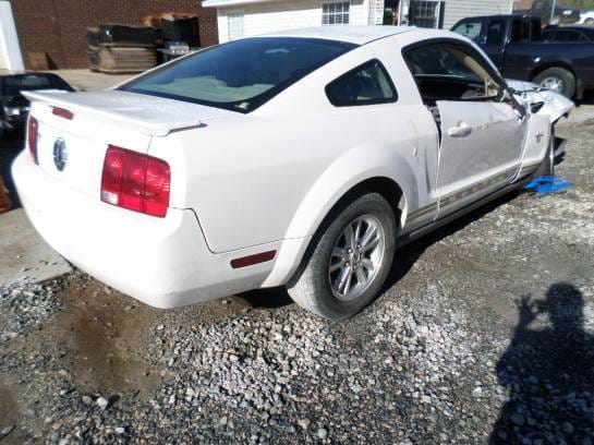 2006 Ford Mustang Coupe V6 thumbnail 2