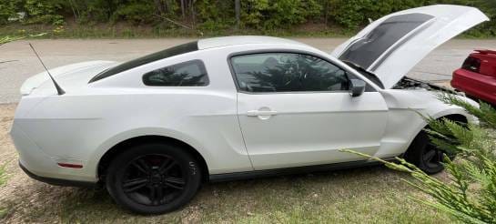 2011 Ford Mustang V6 thumbnail 3